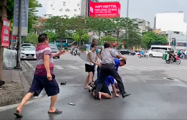 Bắt giữ 2 đối tượng hành hung phóng viên Đài PT-TH Hà Nội đang tác nghiệp